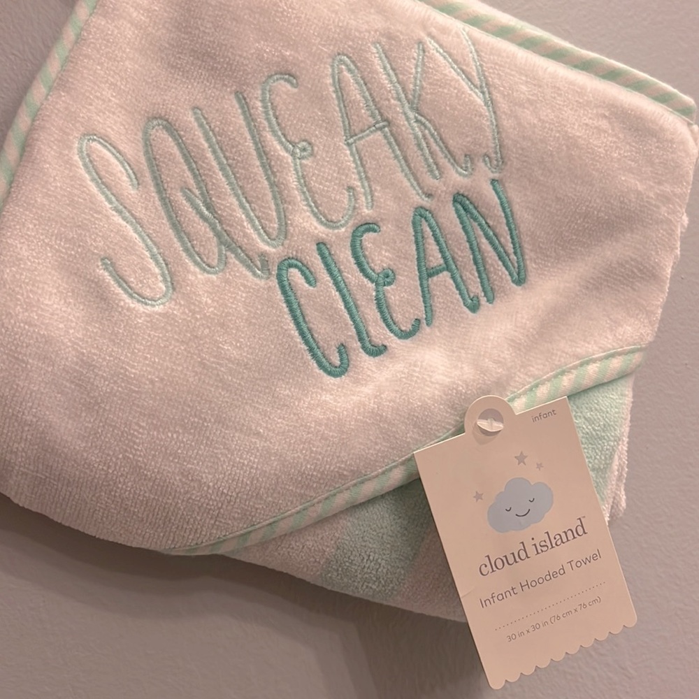 “Squeaky Clean" Embroidered Hooded Towel - Cloud Island™ White/Mint